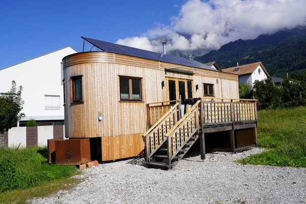 Combien coûte la location d'un mobil home à l'année dans le Var ? Guide des tarifs et astuces pour économiser